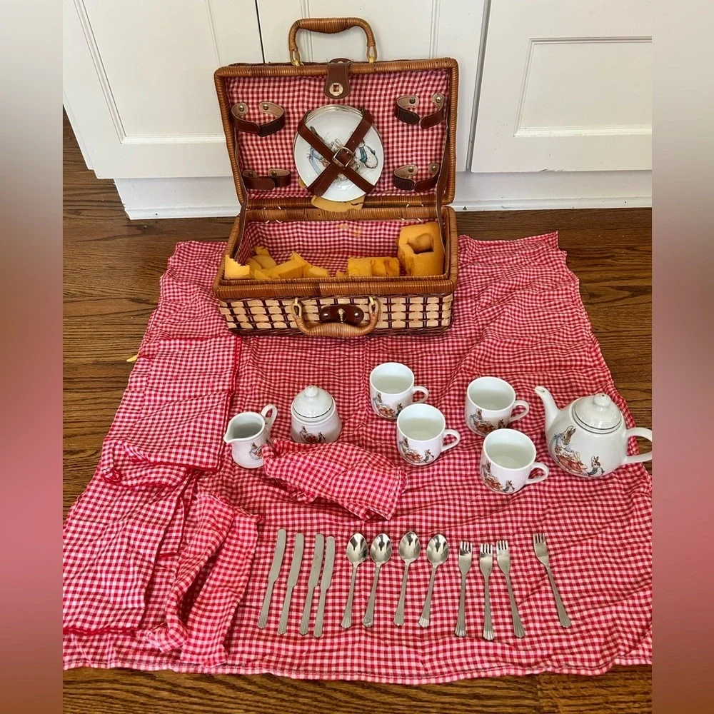 Peter Rabbit Picnic Set ByThe World Of Beatrix Portter - complete